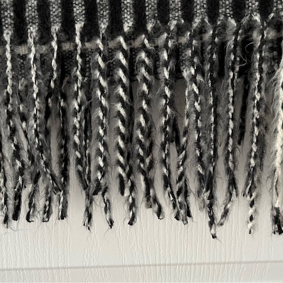 Joe Fresh Black & White Plaid Winter Scarf NWOT - Picture 4 of 6